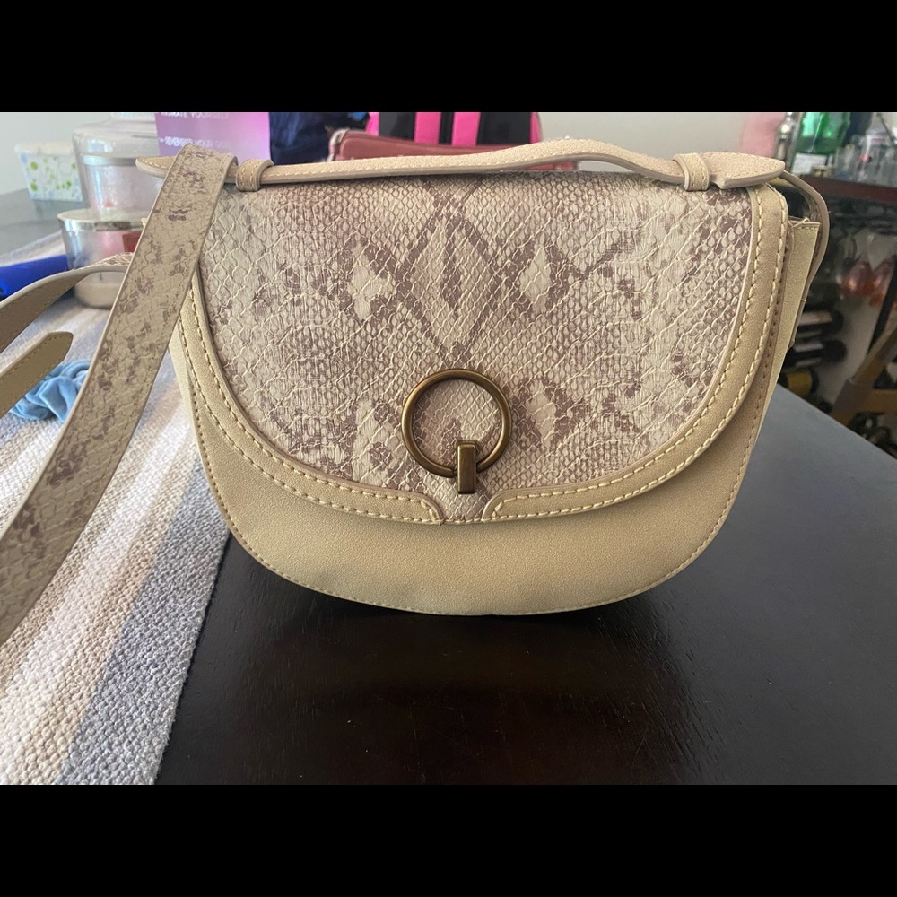 Universal thread crossbody purse